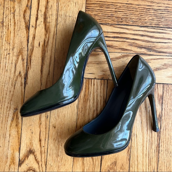 YSL Patent Leather Olive Green Pumps with Navy Soles sz 35 - worn once - Picture 4 of 6